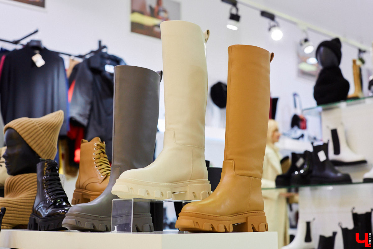 Необязательно выбирать между модным и комфортным, ведь все можно совместить! Журналист «Ключ-Медиа» отправилась на шопинг за теплой и одновременно актуальной зимней обувью. Не отходить далеко от трендов ей помогла стилист Елена Капп.