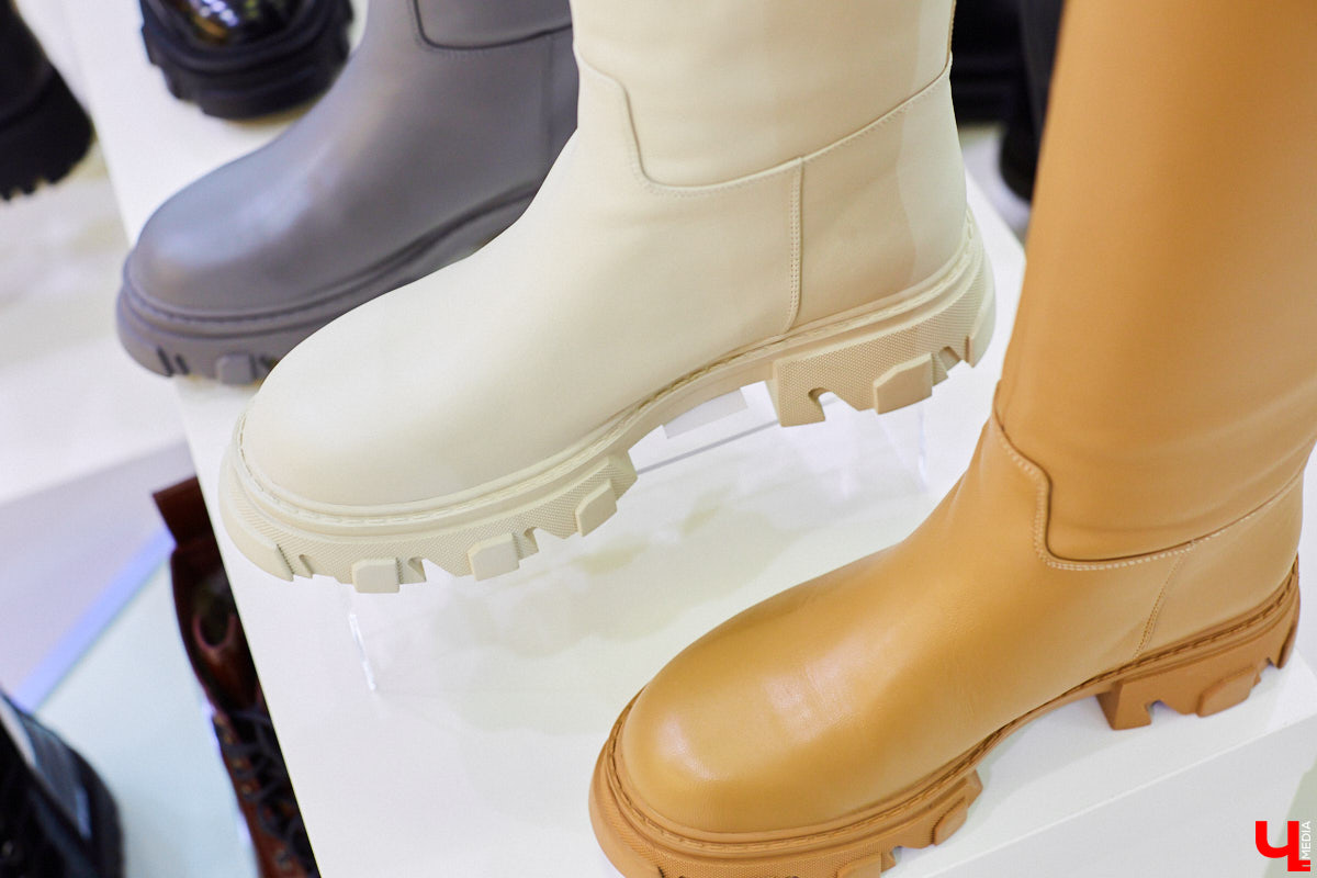 Необязательно выбирать между модным и комфортным, ведь все можно совместить! Журналист «Ключ-Медиа» отправилась на шопинг за теплой и одновременно актуальной зимней обувью. Не отходить далеко от трендов ей помогла стилист Елена Капп.