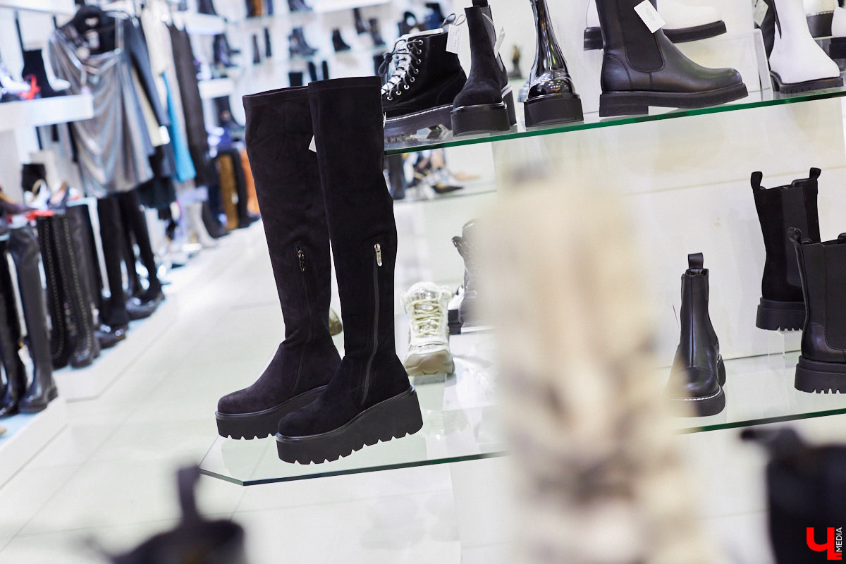 Необязательно выбирать между модным и комфортным, ведь все можно совместить! Журналист «Ключ-Медиа» отправилась на шопинг за теплой и одновременно актуальной зимней обувью. Не отходить далеко от трендов ей помогла стилист Елена Капп.