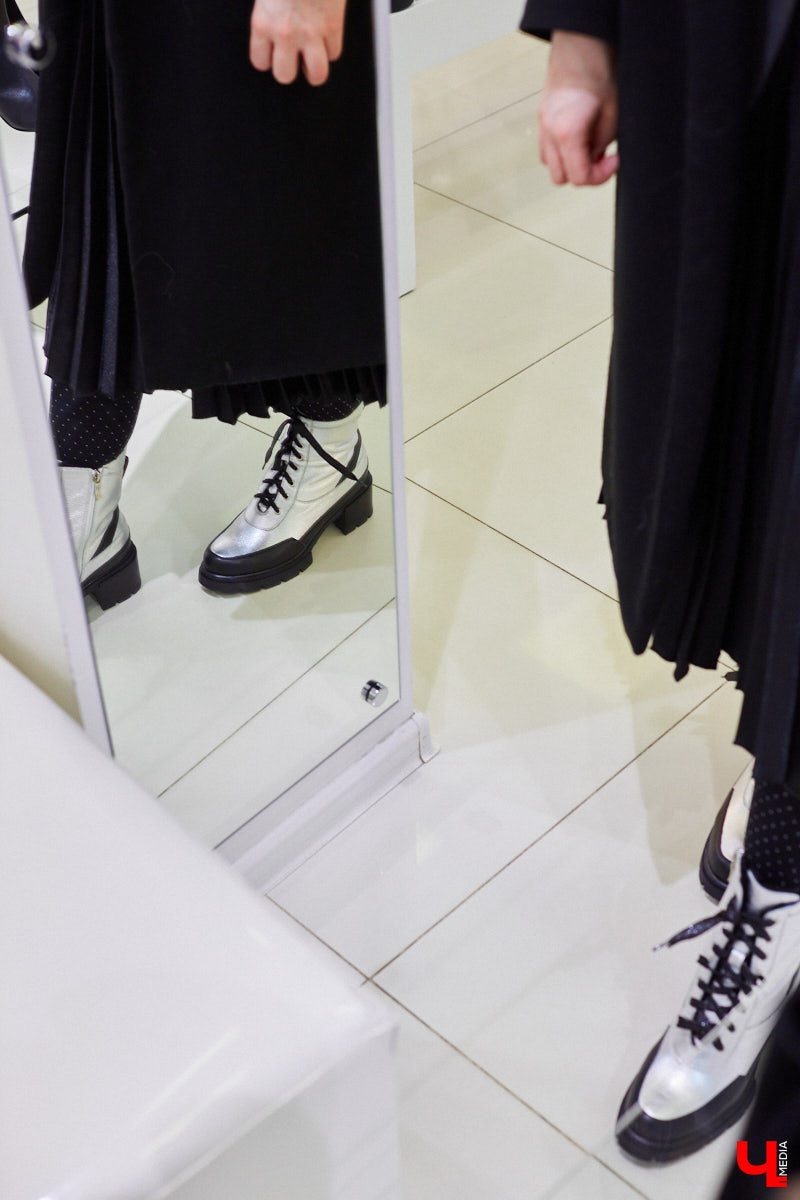 Необязательно выбирать между модным и комфортным, ведь все можно совместить! Журналист «Ключ-Медиа» отправилась на шопинг за теплой и одновременно актуальной зимней обувью. Не отходить далеко от трендов ей помогла стилист Елена Капп.