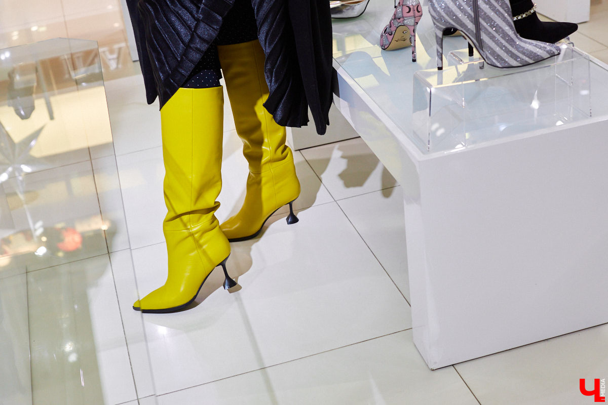 Необязательно выбирать между модным и комфортным, ведь все можно совместить! Журналист «Ключ-Медиа» отправилась на шопинг за теплой и одновременно актуальной зимней обувью. Не отходить далеко от трендов ей помогла стилист Елена Капп.