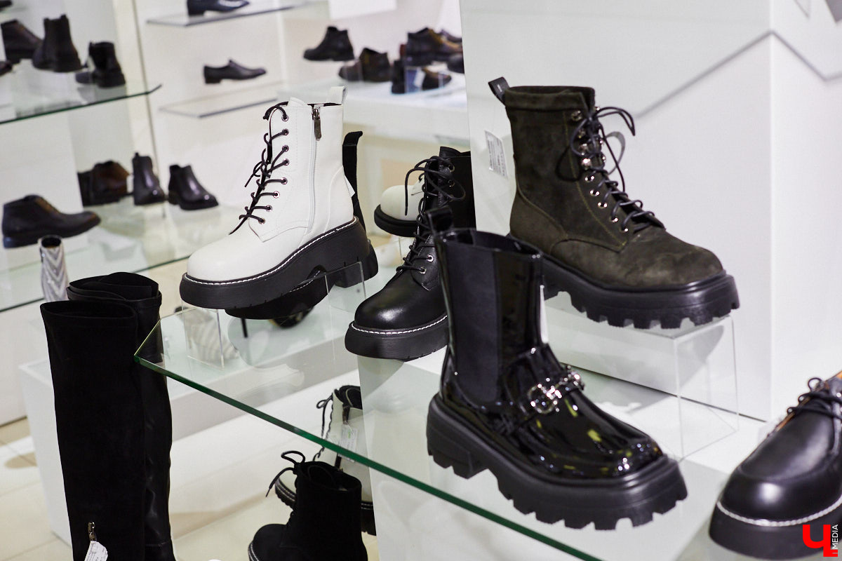 Необязательно выбирать между модным и комфортным, ведь все можно совместить! Журналист «Ключ-Медиа» отправилась на шопинг за теплой и одновременно актуальной зимней обувью. Не отходить далеко от трендов ей помогла стилист Елена Капп.