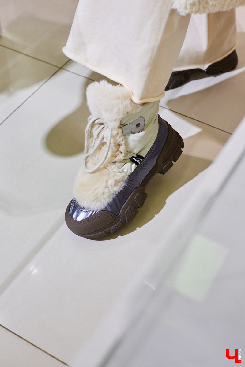 Необязательно выбирать между модным и комфортным, ведь все можно совместить! Журналист «Ключ-Медиа» отправилась на шопинг за теплой и одновременно актуальной зимней обувью. Не отходить далеко от трендов ей помогла стилист Елена Капп.