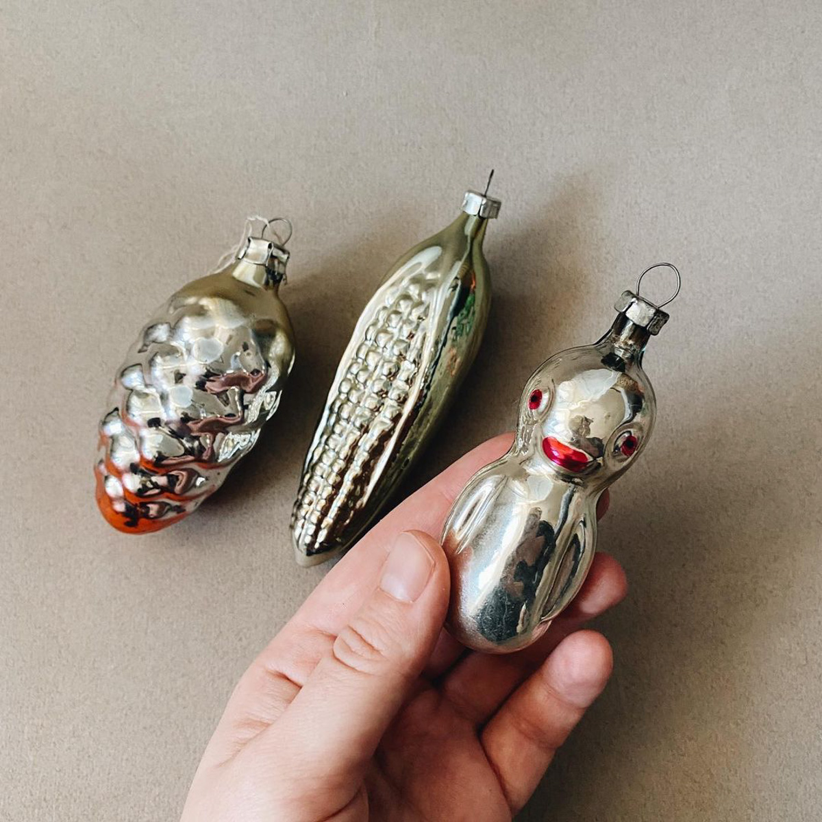 Спрос на советские елочные игрушки вырос в два раза. Интерес к ним усиливается год от года. Журналист Елена Пляскина начала собирать свою коллекцию игрушек времен СССР еще пять лет назад. О ней, ценах и секретах «охоты» на редкие экземпляры она рассказала в интервью «Ключ-Медиа».