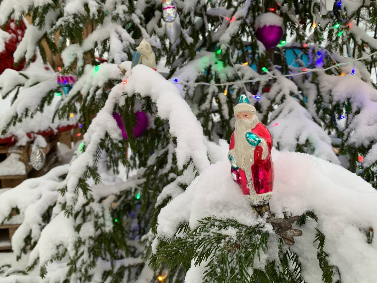 Спрос на советские елочные игрушки вырос в два раза. Интерес к ним усиливается год от года. Журналист Елена Пляскина начала собирать свою коллекцию игрушек времен СССР еще пять лет назад. О ней, ценах и секретах «охоты» на редкие экземпляры она рассказала в интервью «Ключ-Медиа».