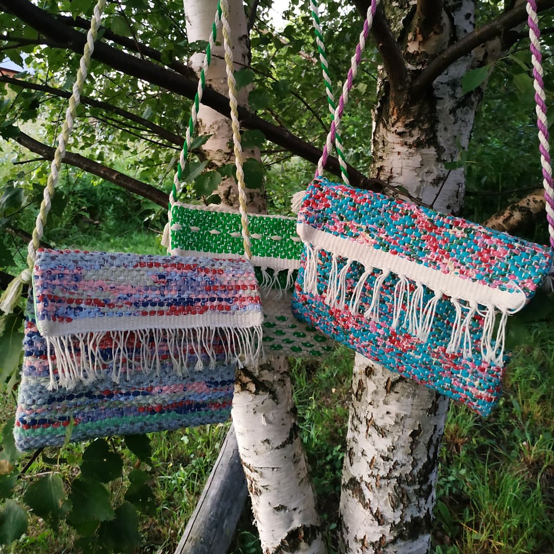 Тканые половики, рушники, скатерти - это что-то из детства. Когда в гостях у бабушек в деревне мы могли видеть творения мастериц или даже процесс их создания. Но ткачество живо, актуально и сегодня. Не верите? А вот мастерица Наталья Истратова считает иначе.