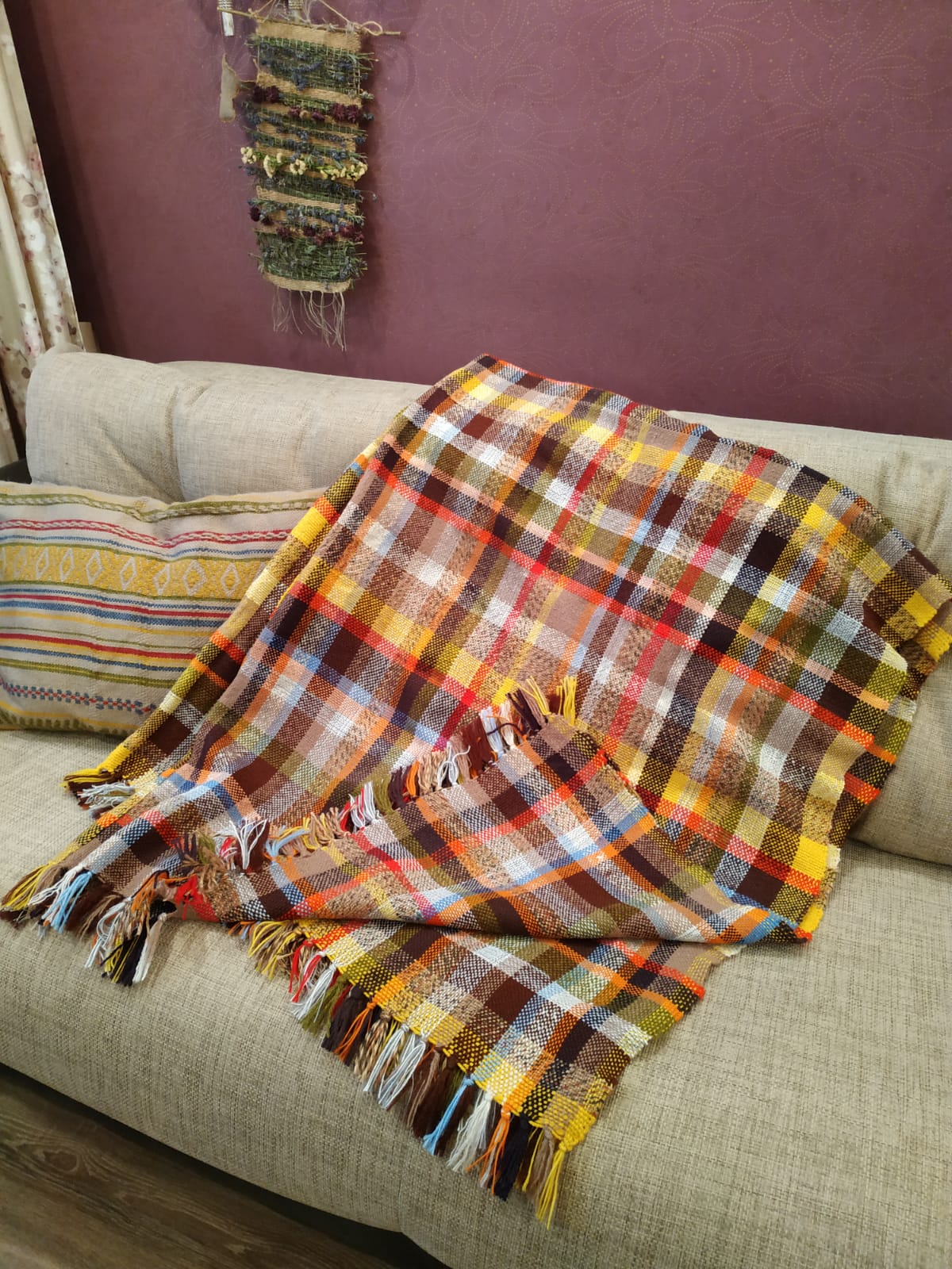 Тканые половики, рушники, скатерти - это что-то из детства. Когда в гостях у бабушек в деревне мы могли видеть творения мастериц или даже процесс их создания. Но ткачество живо, актуально и сегодня. Не верите? А вот мастерица Наталья Истратова считает иначе.