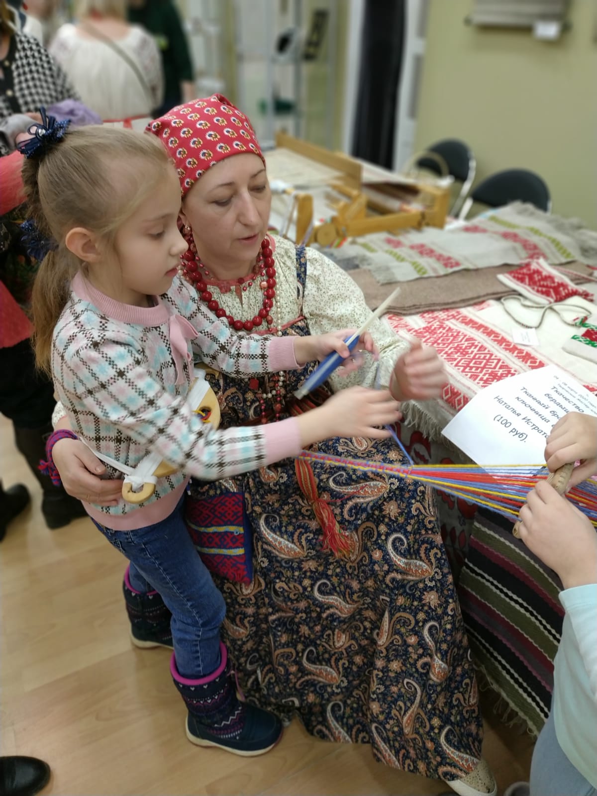 Тканые половики, рушники, скатерти - это что-то из детства. Когда в гостях у бабушек в деревне мы могли видеть творения мастериц или даже процесс их создания. Но ткачество живо, актуально и сегодня. Не верите? А вот мастерица Наталья Истратова считает иначе.