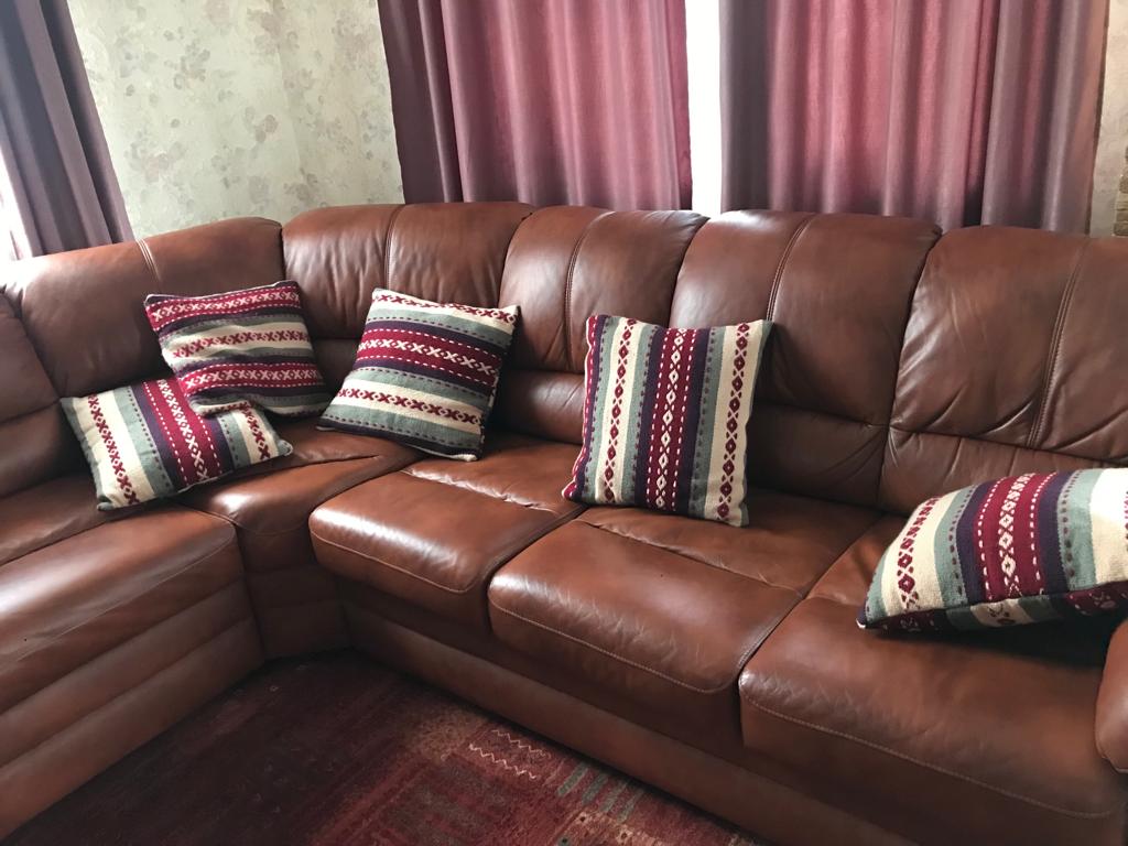 Тканые половики, рушники, скатерти - это что-то из детства. Когда в гостях у бабушек в деревне мы могли видеть творения мастериц или даже процесс их создания. Но ткачество живо, актуально и сегодня. Не верите? А вот мастерица Наталья Истратова считает иначе.