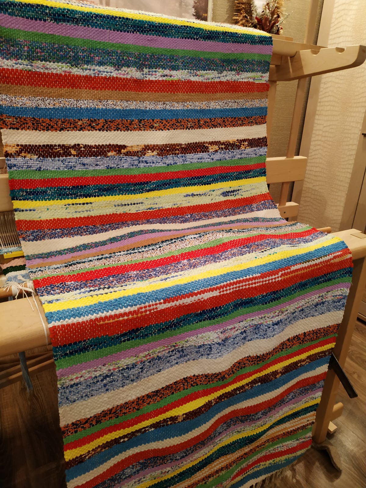 Тканые половики, рушники, скатерти - это что-то из детства. Когда в гостях у бабушек в деревне мы могли видеть творения мастериц или даже процесс их создания. Но ткачество живо, актуально и сегодня. Не верите? А вот мастерица Наталья Истратова считает иначе.