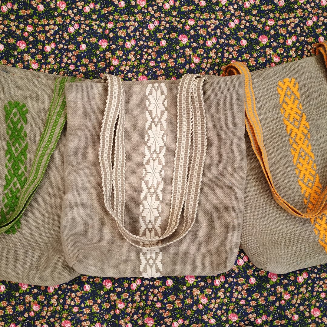 Тканые половики, рушники, скатерти - это что-то из детства. Когда в гостях у бабушек в деревне мы могли видеть творения мастериц или даже процесс их создания. Но ткачество живо, актуально и сегодня. Не верите? А вот мастерица Наталья Истратова считает иначе.