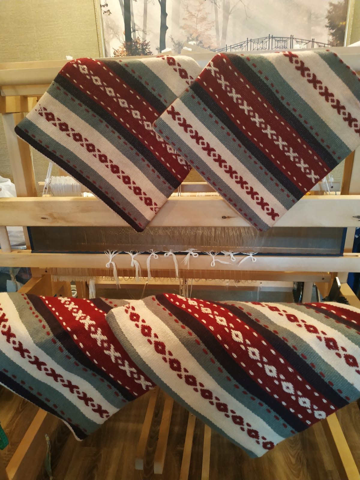 Тканые половики, рушники, скатерти - это что-то из детства. Когда в гостях у бабушек в деревне мы могли видеть творения мастериц или даже процесс их создания. Но ткачество живо, актуально и сегодня. Не верите? А вот мастерица Наталья Истратова считает иначе.