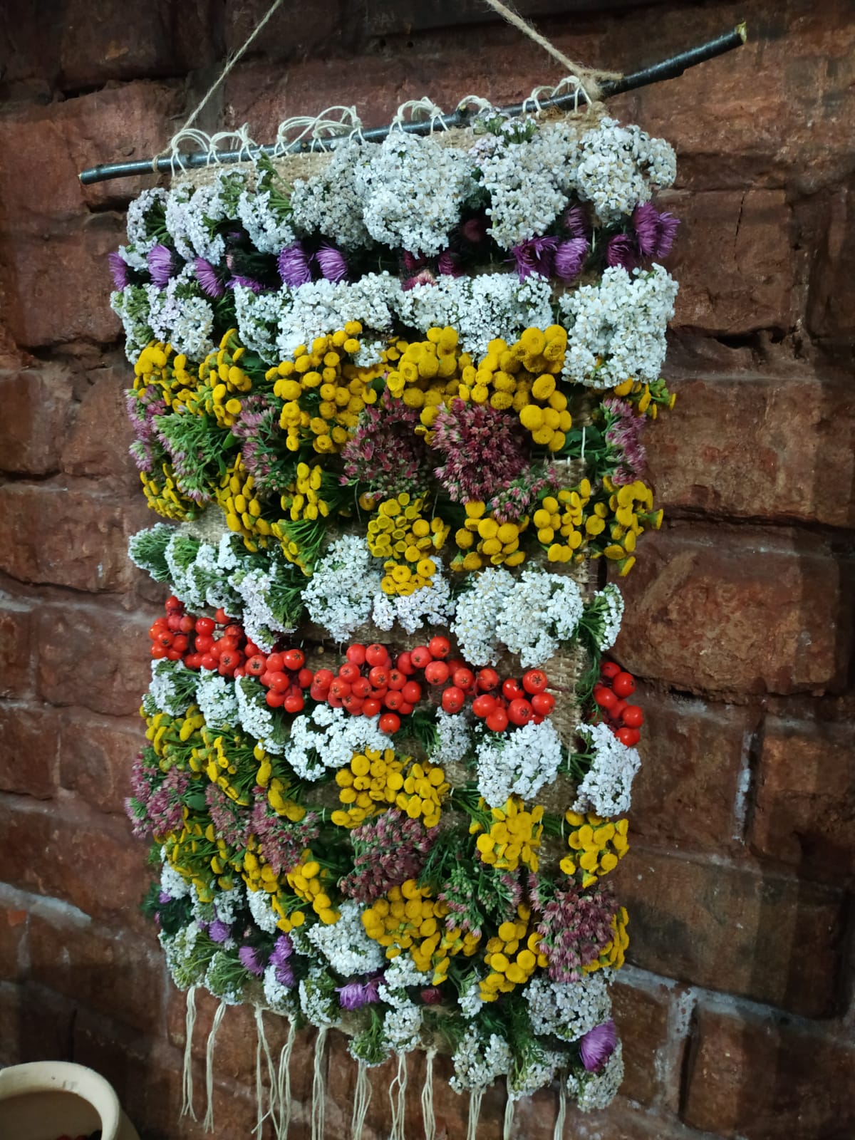 Тканые половики, рушники, скатерти - это что-то из детства. Когда в гостях у бабушек в деревне мы могли видеть творения мастериц или даже процесс их создания. Но ткачество живо, актуально и сегодня. Не верите? А вот мастерица Наталья Истратова считает иначе.