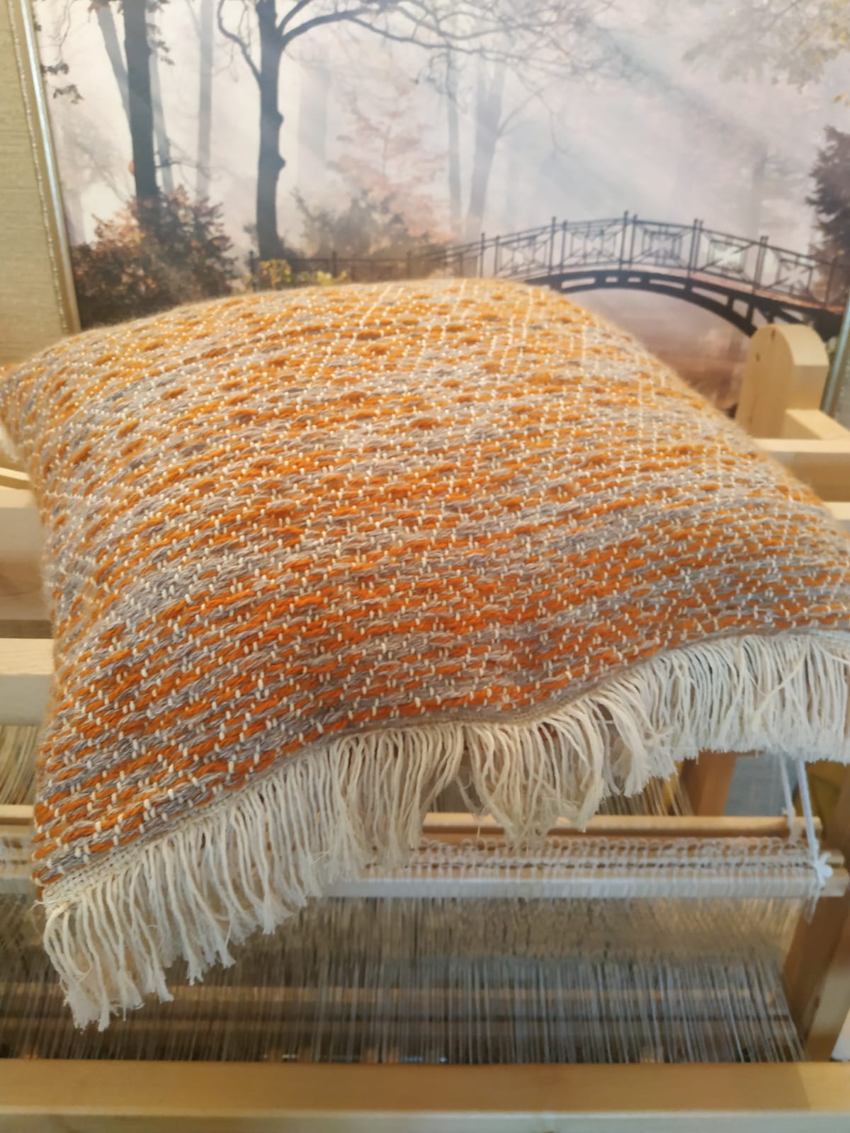 Тканые половики, рушники, скатерти - это что-то из детства. Когда в гостях у бабушек в деревне мы могли видеть творения мастериц или даже процесс их создания. Но ткачество живо, актуально и сегодня. Не верите? А вот мастерица Наталья Истратова считает иначе.