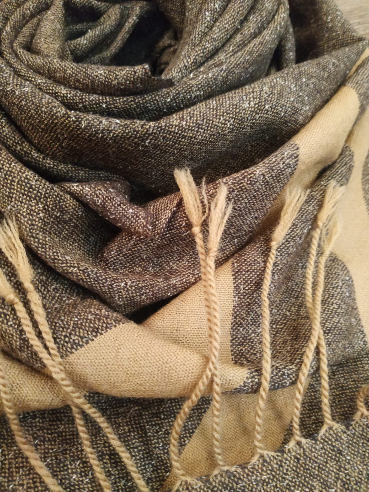 Тканые половики, рушники, скатерти - это что-то из детства. Когда в гостях у бабушек в деревне мы могли видеть творения мастериц или даже процесс их создания. Но ткачество живо, актуально и сегодня. Не верите? А вот мастерица Наталья Истратова считает иначе.