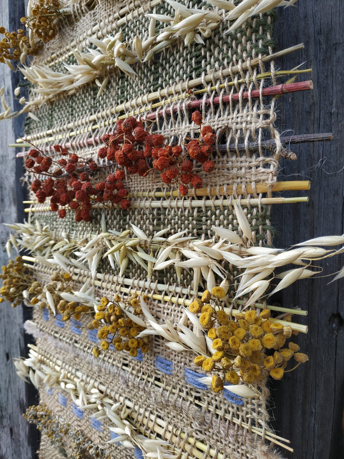 Тканые половики, рушники, скатерти - это что-то из детства. Когда в гостях у бабушек в деревне мы могли видеть творения мастериц или даже процесс их создания. Но ткачество живо, актуально и сегодня. Не верите? А вот мастерица Наталья Истратова считает иначе.