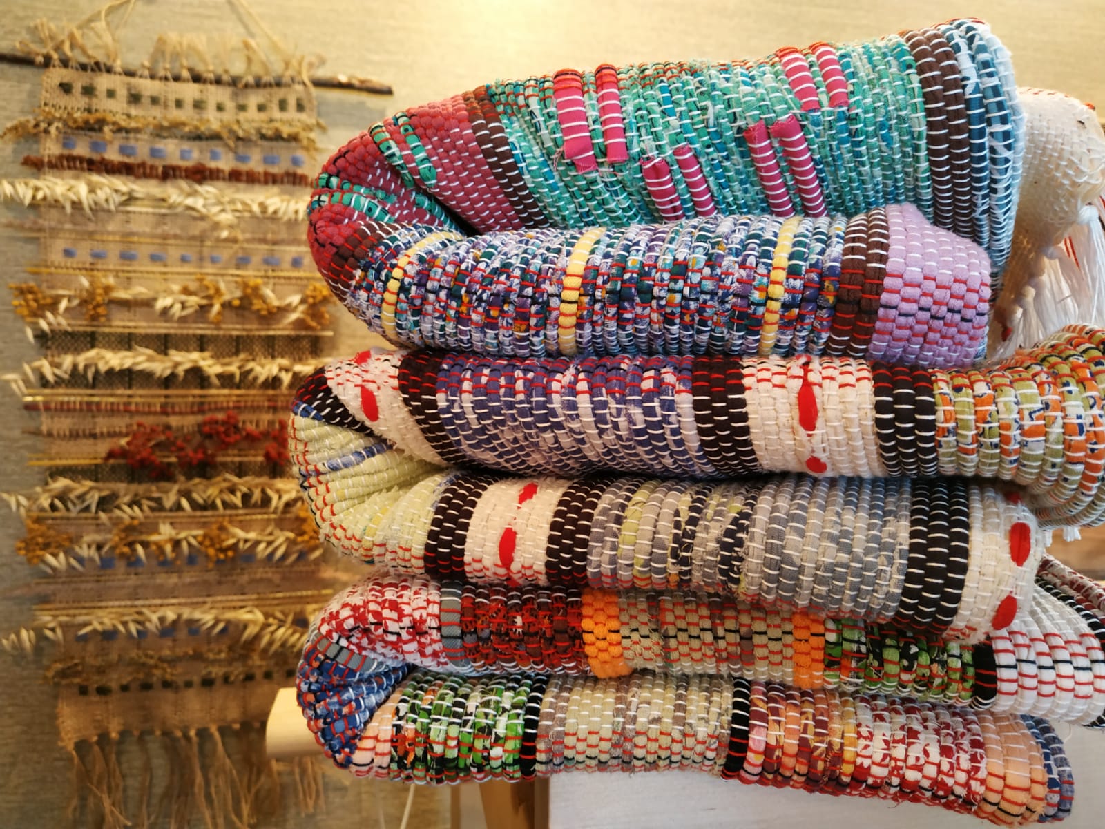 Тканые половики, рушники, скатерти - это что-то из детства. Когда в гостях у бабушек в деревне мы могли видеть творения мастериц или даже процесс их создания. Но ткачество живо, актуально и сегодня. Не верите? А вот мастерица Наталья Истратова считает иначе.