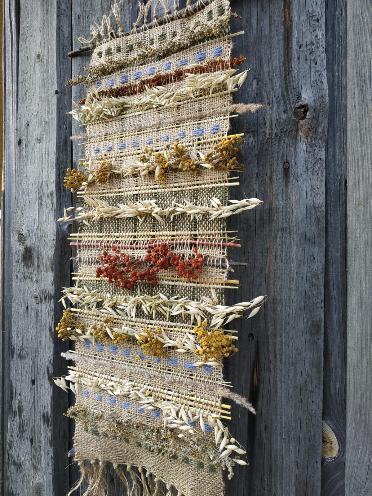 Тканые половики, рушники, скатерти - это что-то из детства. Когда в гостях у бабушек в деревне мы могли видеть творения мастериц или даже процесс их создания. Но ткачество живо, актуально и сегодня. Не верите? А вот мастерица Наталья Истратова считает иначе.