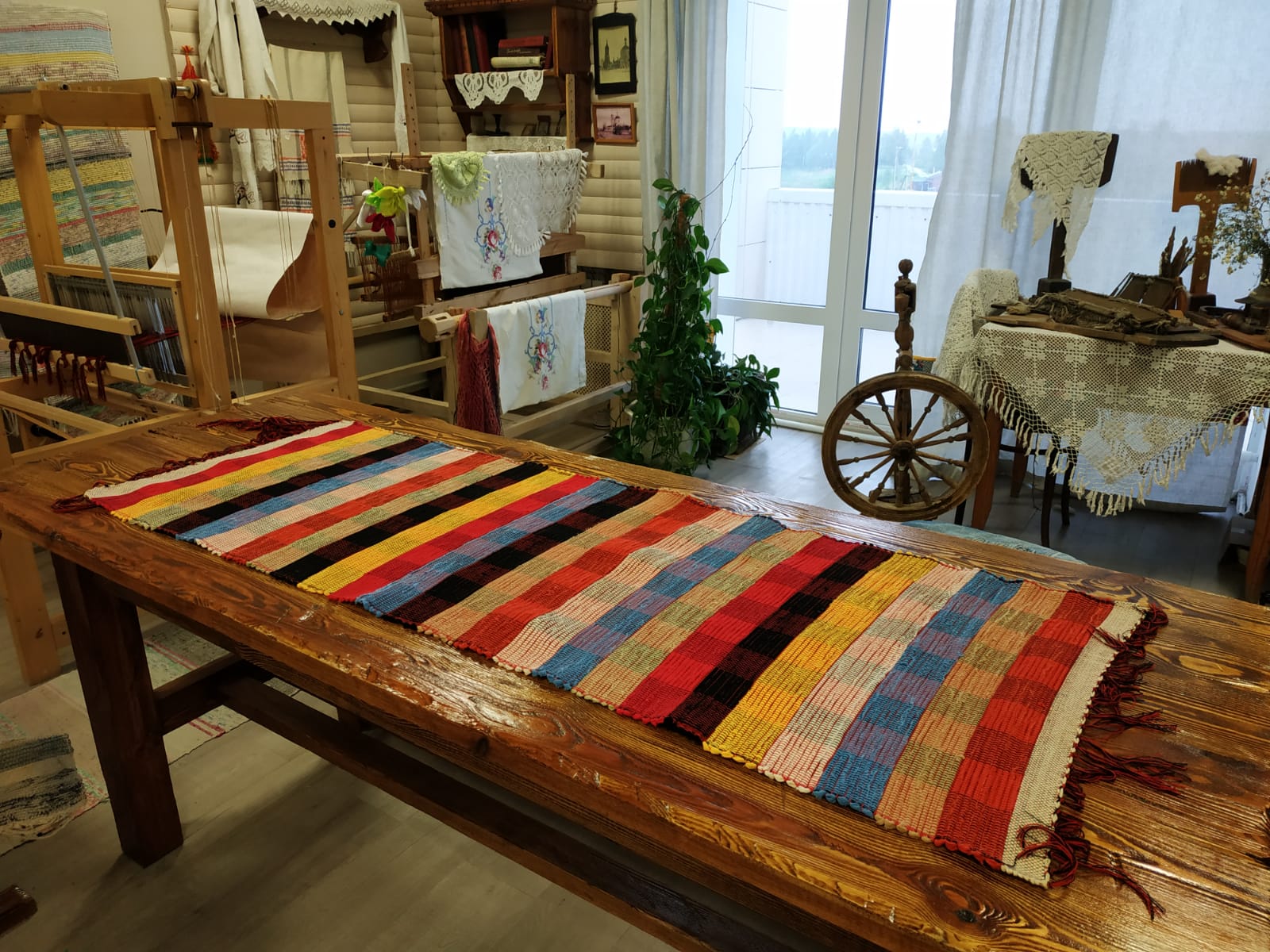 Тканые половики, рушники, скатерти - это что-то из детства. Когда в гостях у бабушек в деревне мы могли видеть творения мастериц или даже процесс их создания. Но ткачество живо, актуально и сегодня. Не верите? А вот мастерица Наталья Истратова считает иначе.