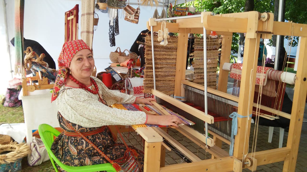 Тканые половики, рушники, скатерти - это что-то из детства. Когда в гостях у бабушек в деревне мы могли видеть творения мастериц или даже процесс их создания. Но ткачество живо, актуально и сегодня. Не верите? А вот мастерица Наталья Истратова считает иначе.