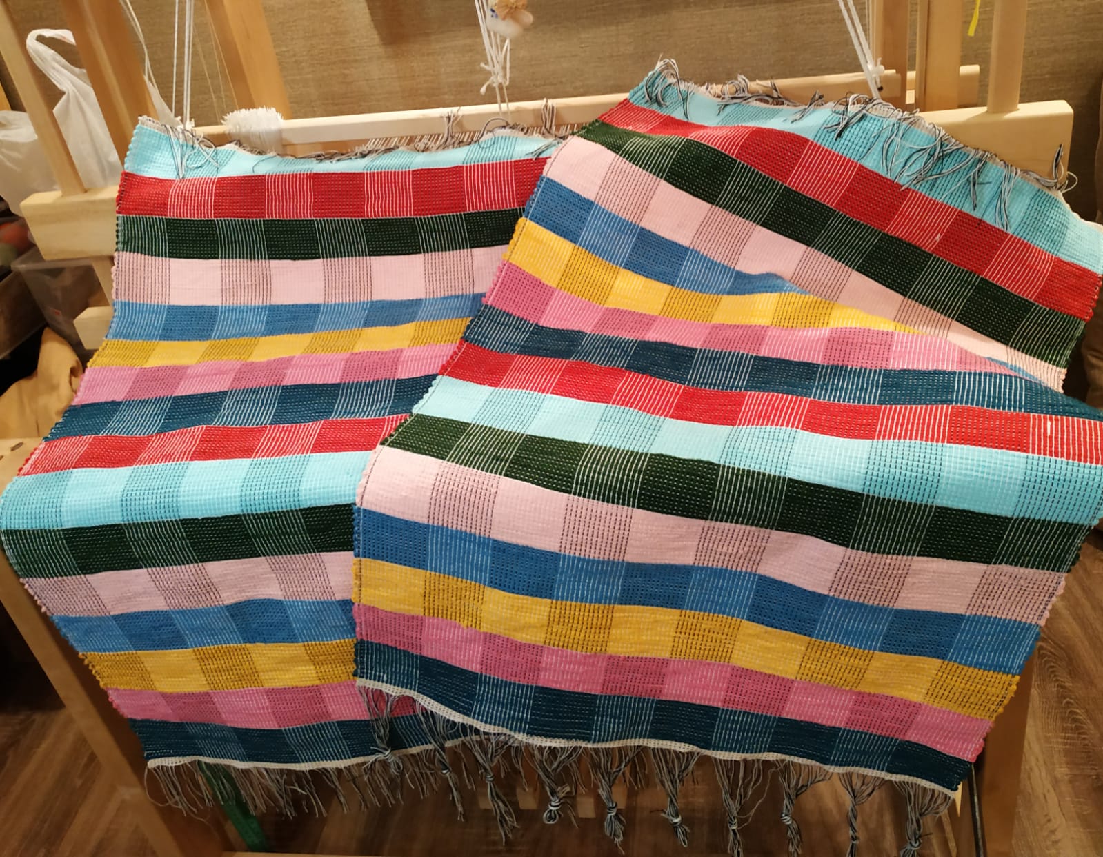 Тканые половики, рушники, скатерти - это что-то из детства. Когда в гостях у бабушек в деревне мы могли видеть творения мастериц или даже процесс их создания. Но ткачество живо, актуально и сегодня. Не верите? А вот мастерица Наталья Истратова считает иначе.