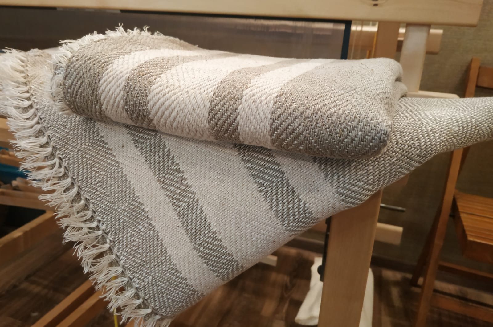 Тканые половики, рушники, скатерти - это что-то из детства. Когда в гостях у бабушек в деревне мы могли видеть творения мастериц или даже процесс их создания. Но ткачество живо, актуально и сегодня. Не верите? А вот мастерица Наталья Истратова считает иначе.