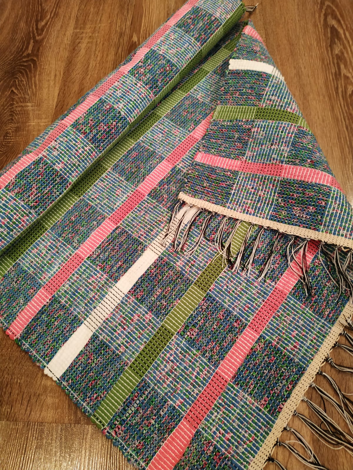 Тканые половики, рушники, скатерти - это что-то из детства. Когда в гостях у бабушек в деревне мы могли видеть творения мастериц или даже процесс их создания. Но ткачество живо, актуально и сегодня. Не верите? А вот мастерица Наталья Истратова считает иначе.