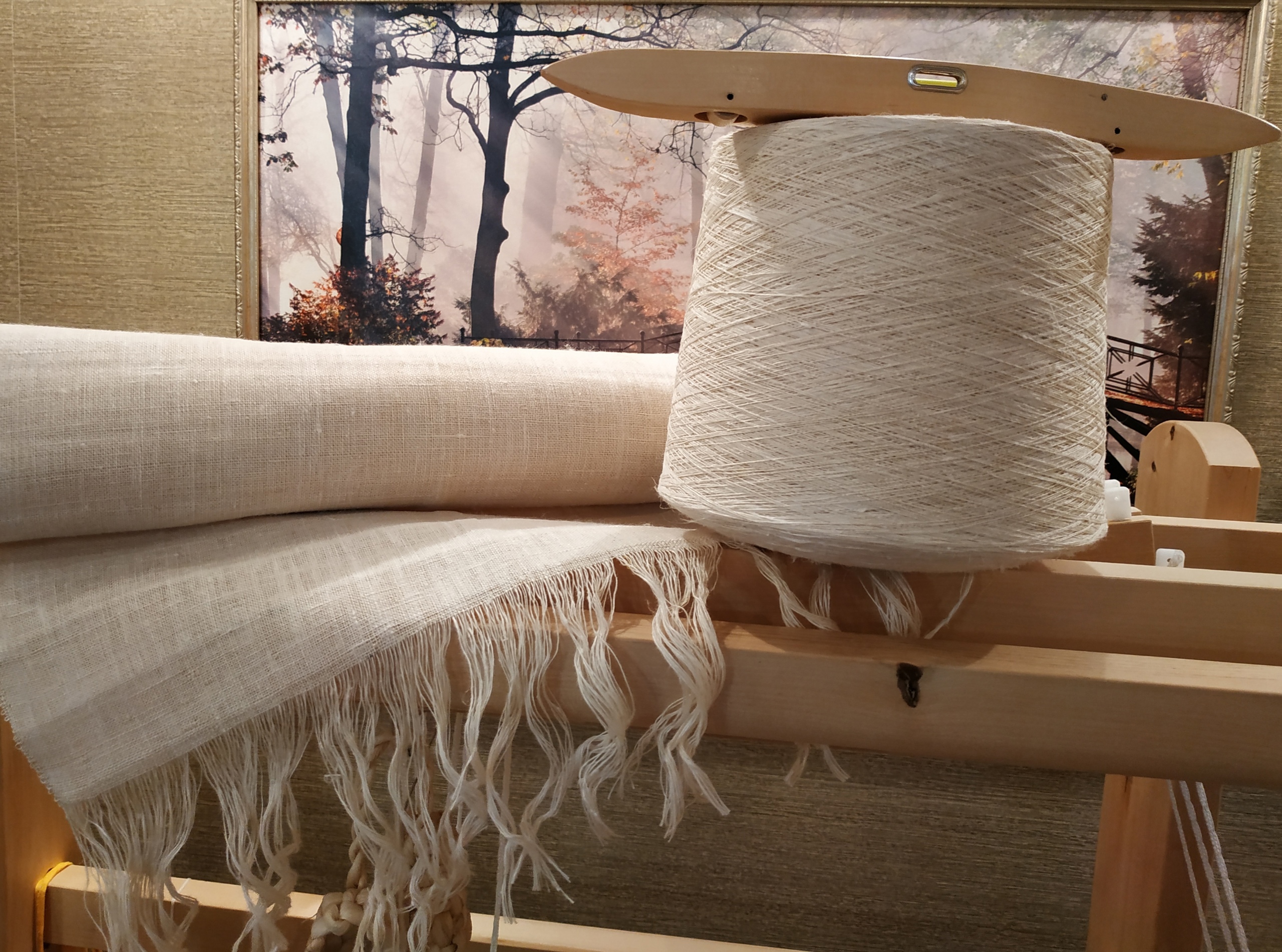 Тканые половики, рушники, скатерти - это что-то из детства. Когда в гостях у бабушек в деревне мы могли видеть творения мастериц или даже процесс их создания. Но ткачество живо, актуально и сегодня. Не верите? А вот мастерица Наталья Истратова считает иначе.