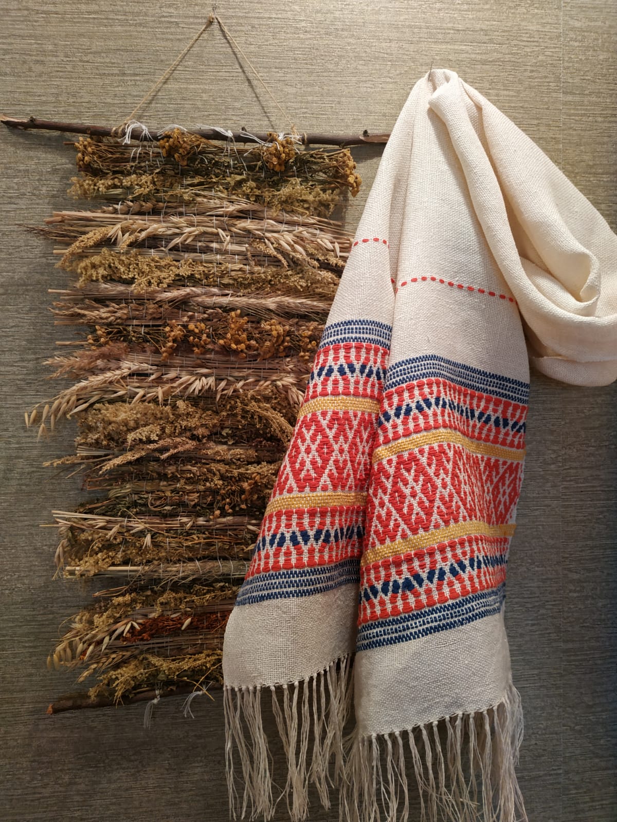 Тканые половики, рушники, скатерти - это что-то из детства. Когда в гостях у бабушек в деревне мы могли видеть творения мастериц или даже процесс их создания. Но ткачество живо, актуально и сегодня. Не верите? А вот мастерица Наталья Истратова считает иначе.