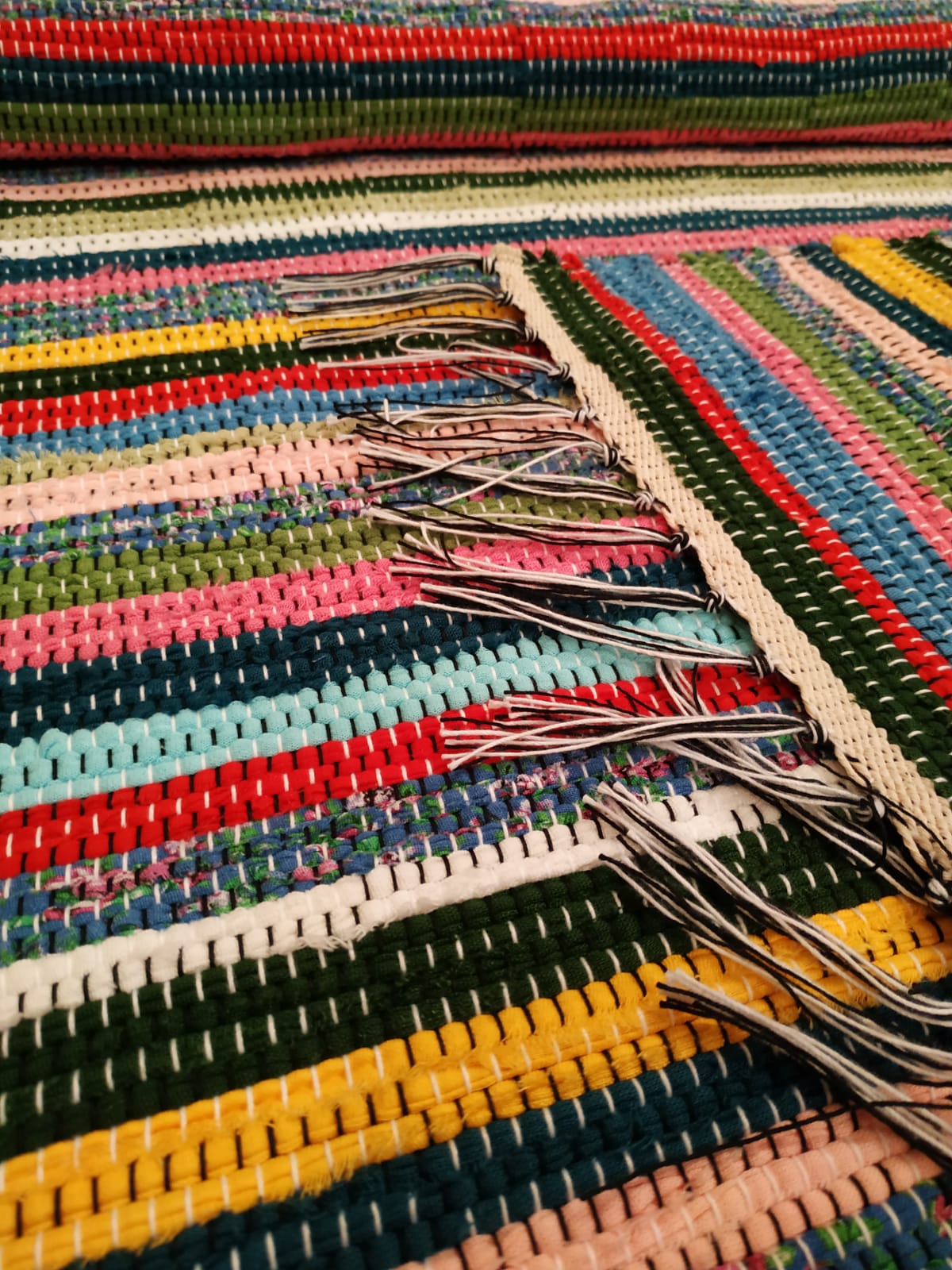 Тканые половики, рушники, скатерти - это что-то из детства. Когда в гостях у бабушек в деревне мы могли видеть творения мастериц или даже процесс их создания. Но ткачество живо, актуально и сегодня. Не верите? А вот мастерица Наталья Истратова считает иначе.