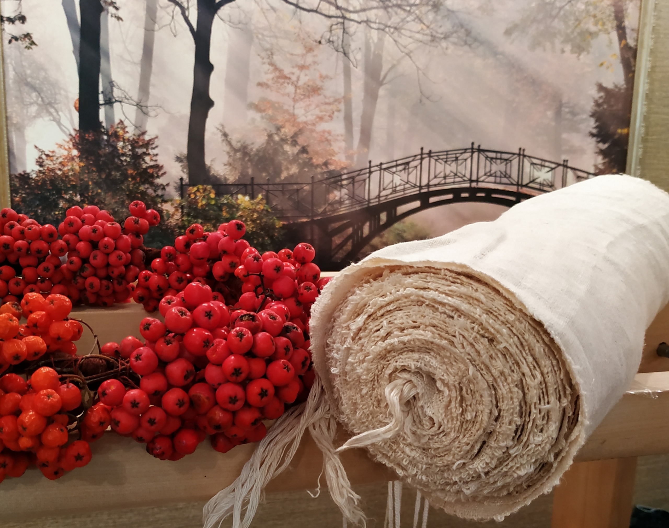 Тканые половики, рушники, скатерти - это что-то из детства. Когда в гостях у бабушек в деревне мы могли видеть творения мастериц или даже процесс их создания. Но ткачество живо, актуально и сегодня. Не верите? А вот мастерица Наталья Истратова считает иначе.