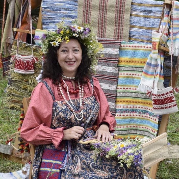 Тканые половики, рушники, скатерти - это что-то из детства. Когда в гостях у бабушек в деревне мы могли видеть творения мастериц или даже процесс их создания. Но ткачество живо, актуально и сегодня. Не верите? А вот мастерица Наталья Истратова считает иначе.