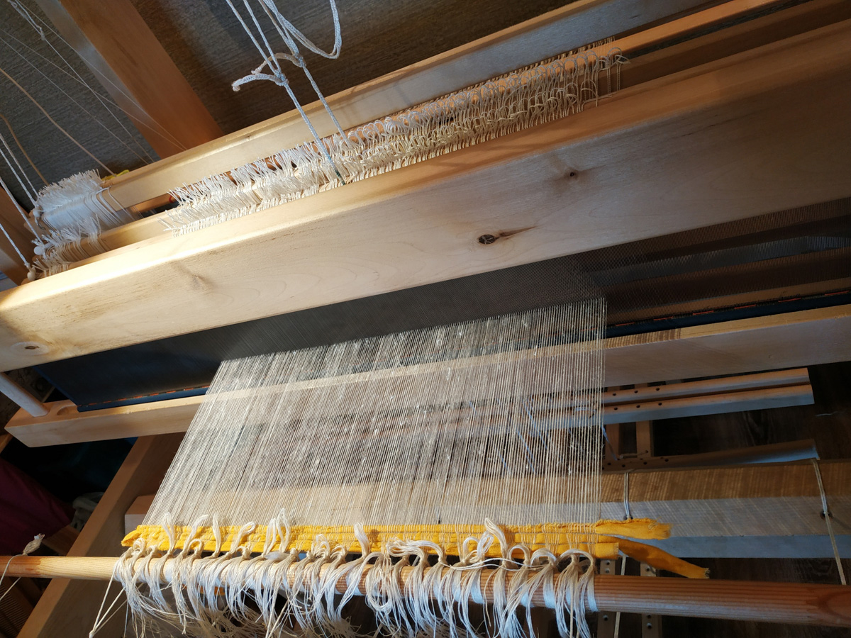 Тканые половики, рушники, скатерти - это что-то из детства. Когда в гостях у бабушек в деревне мы могли видеть творения мастериц или даже процесс их создания. Но ткачество живо, актуально и сегодня. Не верите? А вот мастерица Наталья Истратова считает иначе.