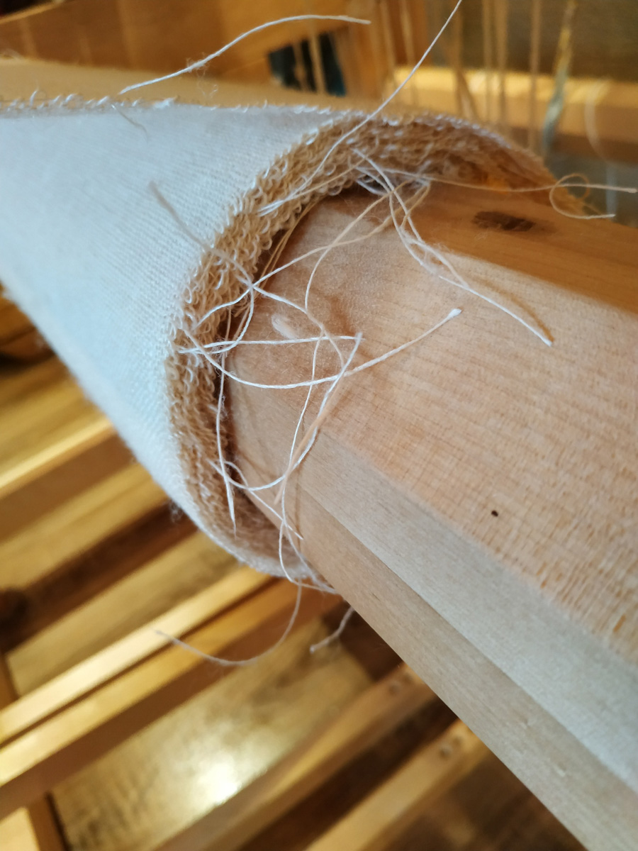 Тканые половики, рушники, скатерти - это что-то из детства. Когда в гостях у бабушек в деревне мы могли видеть творения мастериц или даже процесс их создания. Но ткачество живо, актуально и сегодня. Не верите? А вот мастерица Наталья Истратова считает иначе.