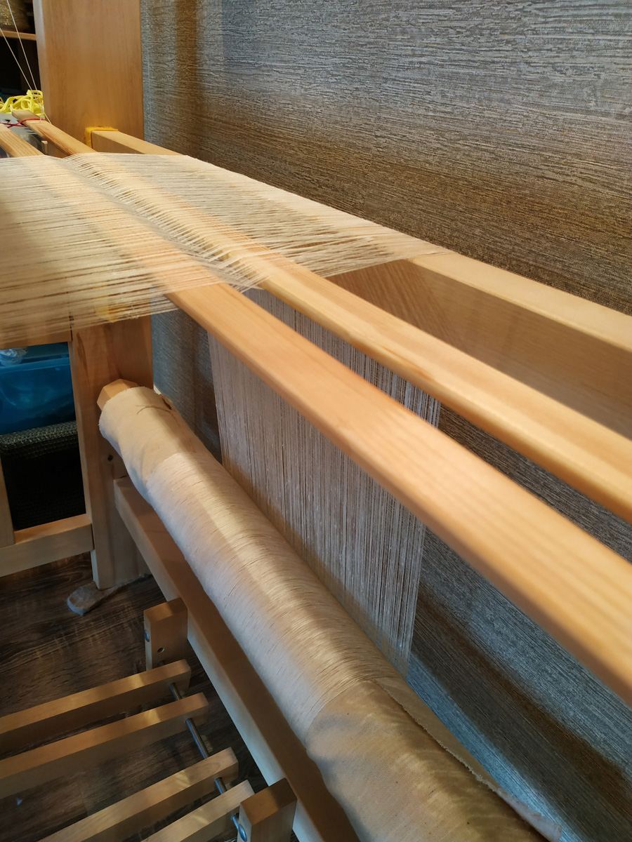 Тканые половики, рушники, скатерти - это что-то из детства. Когда в гостях у бабушек в деревне мы могли видеть творения мастериц или даже процесс их создания. Но ткачество живо, актуально и сегодня. Не верите? А вот мастерица Наталья Истратова считает иначе.