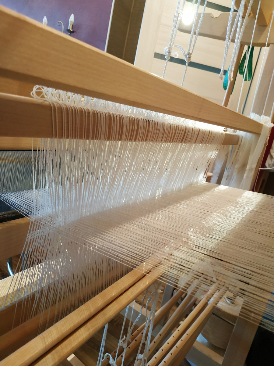 Тканые половики, рушники, скатерти - это что-то из детства. Когда в гостях у бабушек в деревне мы могли видеть творения мастериц или даже процесс их создания. Но ткачество живо, актуально и сегодня. Не верите? А вот мастерица Наталья Истратова считает иначе.