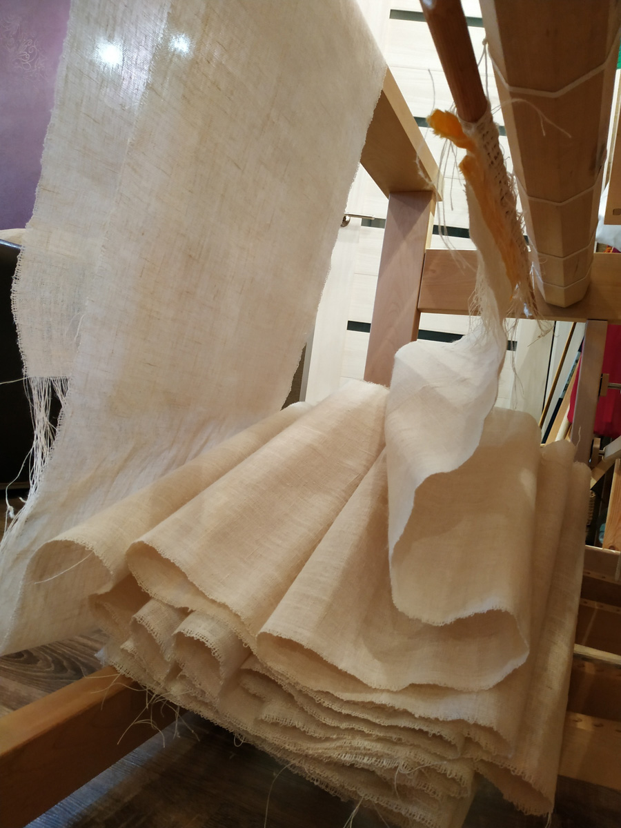 Тканые половики, рушники, скатерти - это что-то из детства. Когда в гостях у бабушек в деревне мы могли видеть творения мастериц или даже процесс их создания. Но ткачество живо, актуально и сегодня. Не верите? А вот мастерица Наталья Истратова считает иначе.