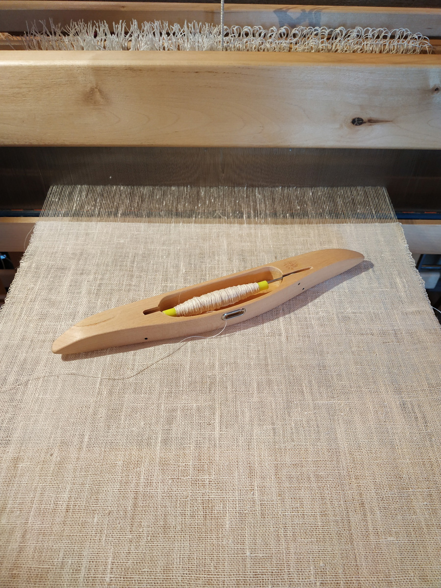 Тканые половики, рушники, скатерти - это что-то из детства. Когда в гостях у бабушек в деревне мы могли видеть творения мастериц или даже процесс их создания. Но ткачество живо, актуально и сегодня. Не верите? А вот мастерица Наталья Истратова считает иначе.