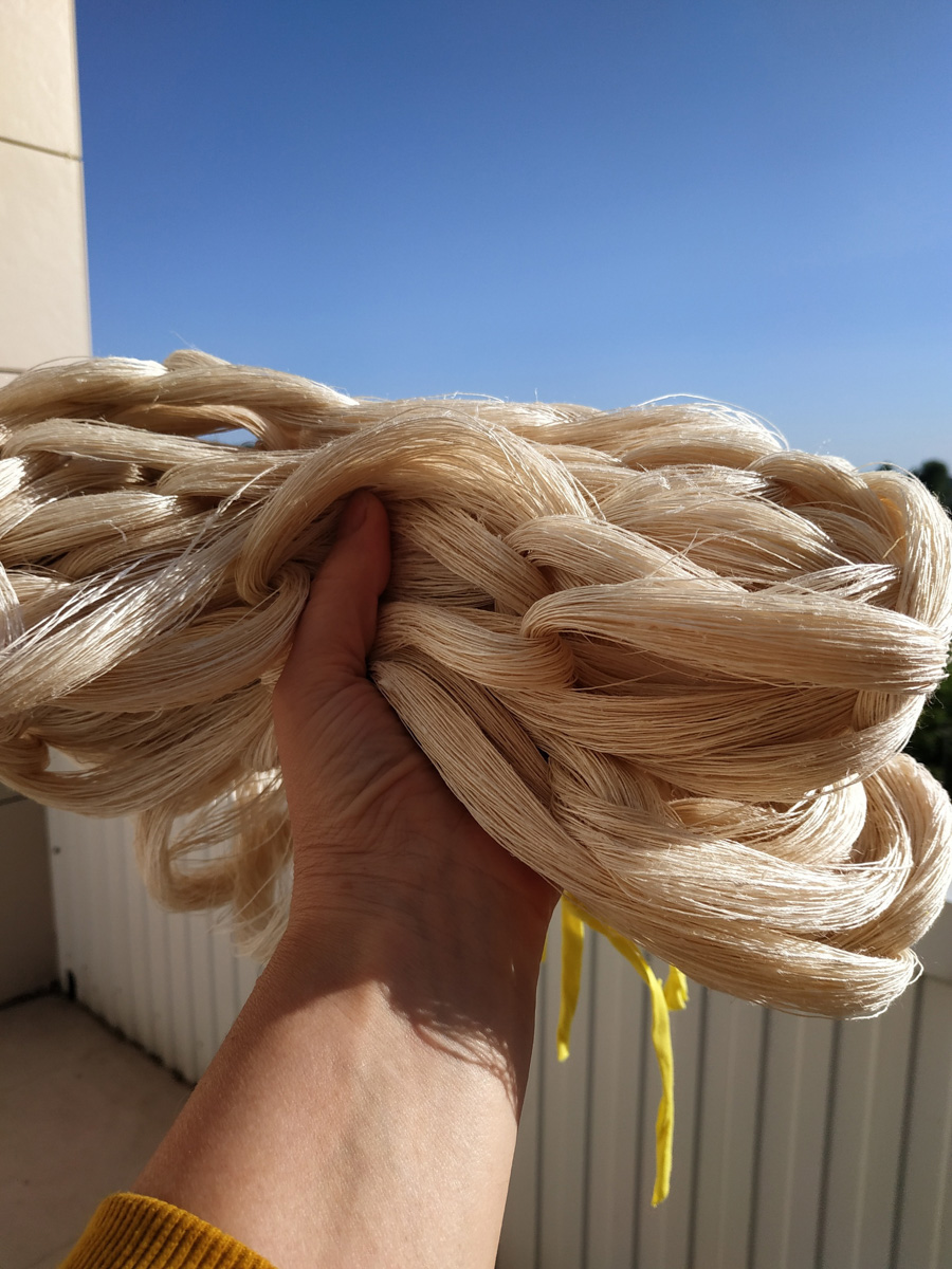 Тканые половики, рушники, скатерти - это что-то из детства. Когда в гостях у бабушек в деревне мы могли видеть творения мастериц или даже процесс их создания. Но ткачество живо, актуально и сегодня. Не верите? А вот мастерица Наталья Истратова считает иначе.