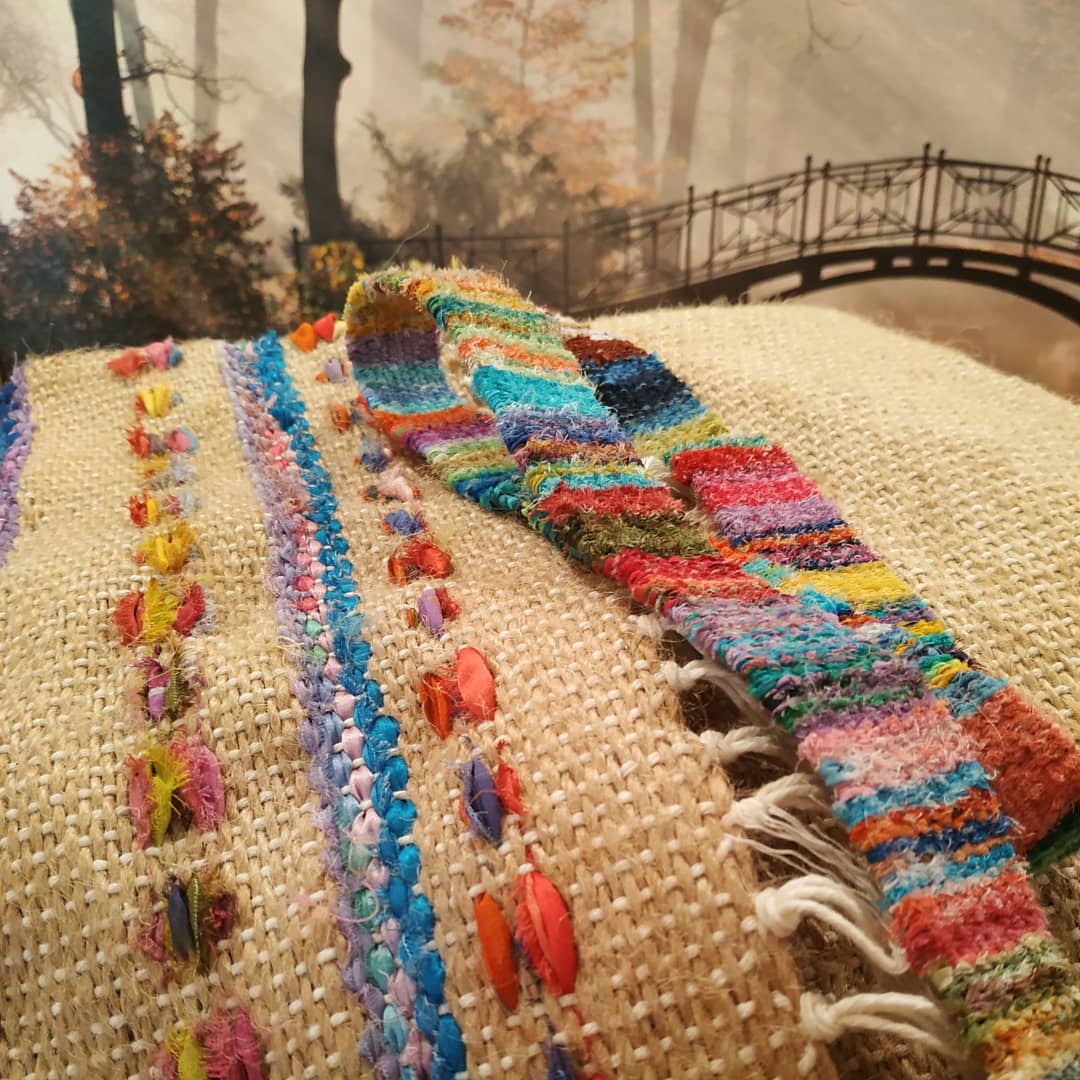 Тканые половики, рушники, скатерти - это что-то из детства. Когда в гостях у бабушек в деревне мы могли видеть творения мастериц или даже процесс их создания. Но ткачество живо, актуально и сегодня. Не верите? А вот мастерица Наталья Истратова считает иначе.