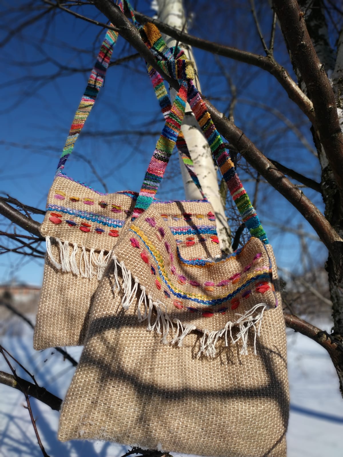 Тканые половики, рушники, скатерти - это что-то из детства. Когда в гостях у бабушек в деревне мы могли видеть творения мастериц или даже процесс их создания. Но ткачество живо, актуально и сегодня. Не верите? А вот мастерица Наталья Истратова считает иначе.