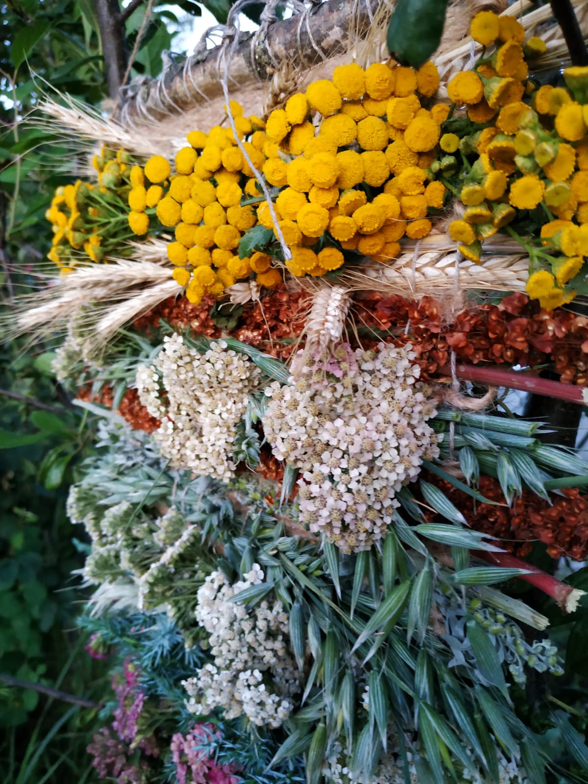 Тканые половики, рушники, скатерти - это что-то из детства. Когда в гостях у бабушек в деревне мы могли видеть творения мастериц или даже процесс их создания. Но ткачество живо, актуально и сегодня. Не верите? А вот мастерица Наталья Истратова считает иначе.