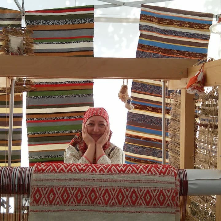 Тканые половики, рушники, скатерти - это что-то из детства. Когда в гостях у бабушек в деревне мы могли видеть творения мастериц или даже процесс их создания. Но ткачество живо, актуально и сегодня. Не верите? А вот мастерица Наталья Истратова считает иначе.