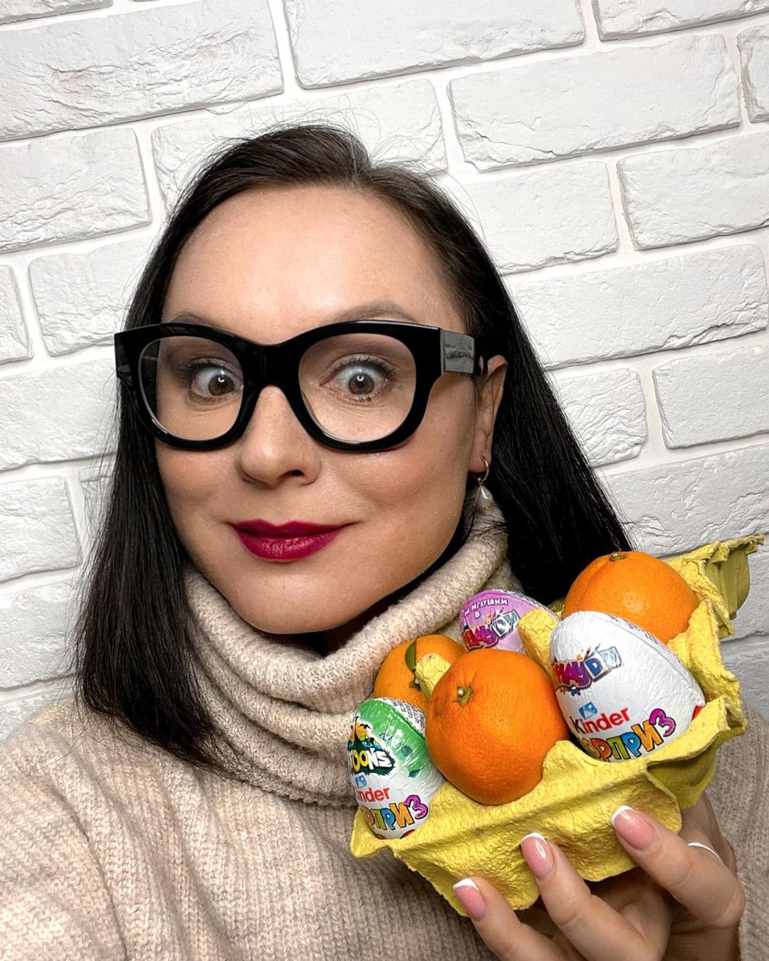 Они не боятся выглядеть старше, потому как тренд на естественность шагает по всему миру. Седые волосы не закрашены? Ну и что? Маскировать их теперь необязательно.