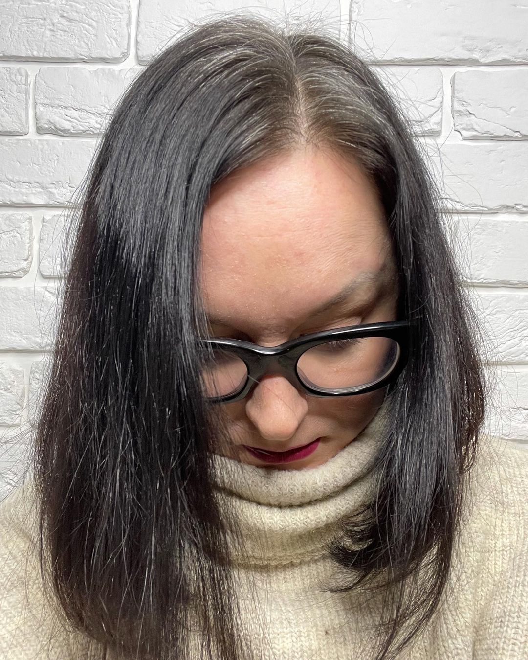 Они не боятся выглядеть старше, потому как тренд на естественность шагает по всему миру. Седые волосы не закрашены? Ну и что? Маскировать их теперь необязательно.