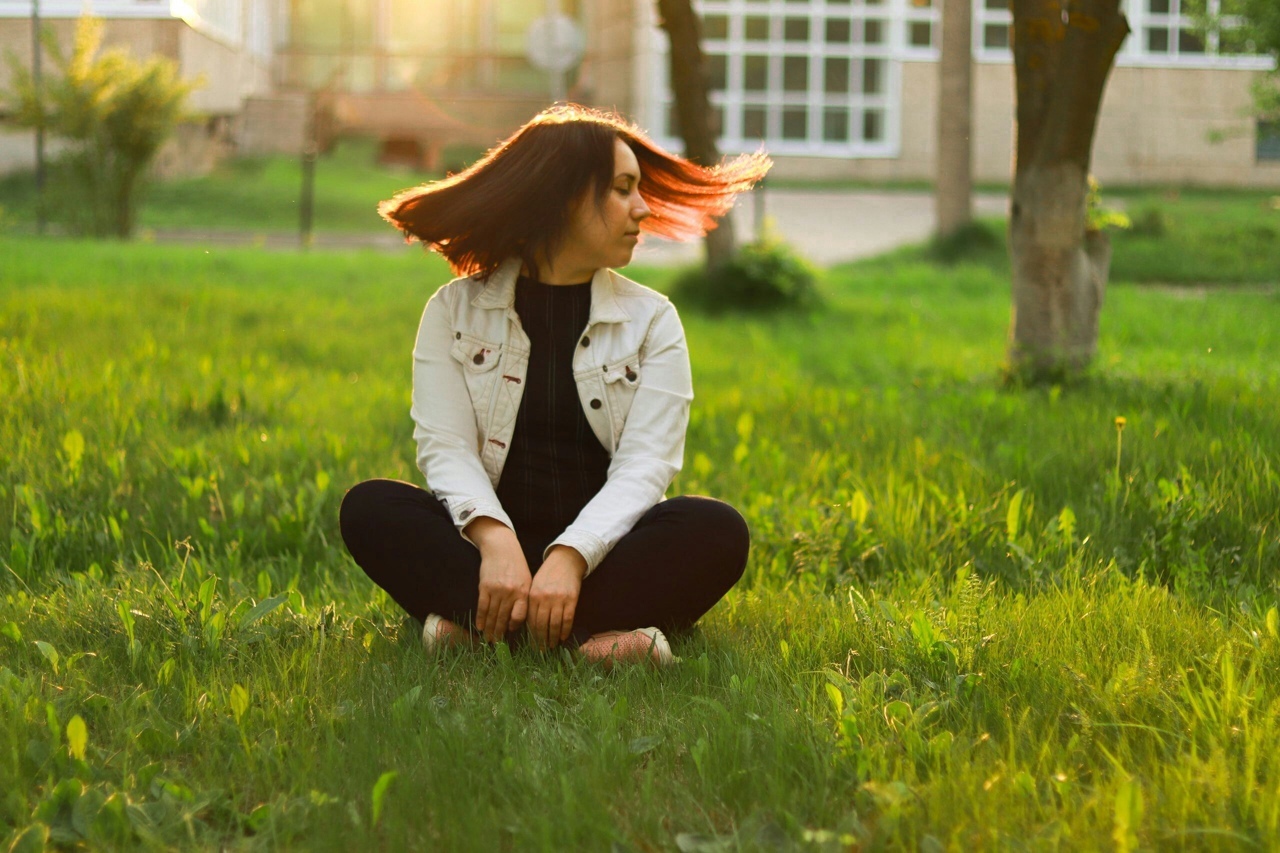 Они не боятся выглядеть старше, потому как тренд на естественность шагает по всему миру. Седые волосы не закрашены? Ну и что? Маскировать их теперь необязательно.