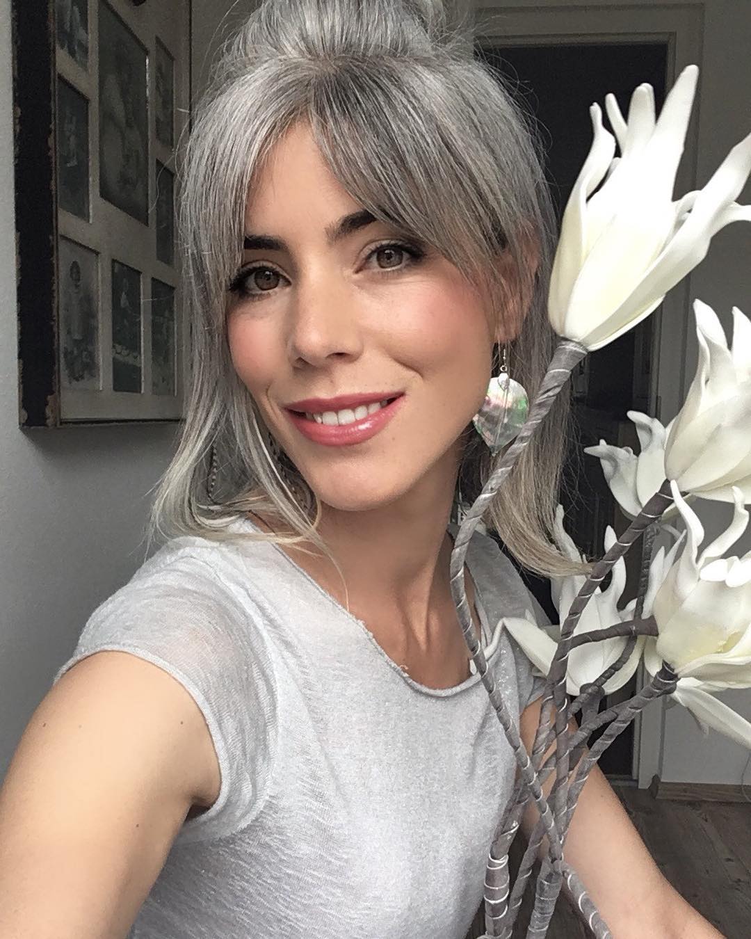 Они не боятся выглядеть старше, потому как тренд на естественность шагает по всему миру. Седые волосы не закрашены? Ну и что? Маскировать их теперь необязательно.