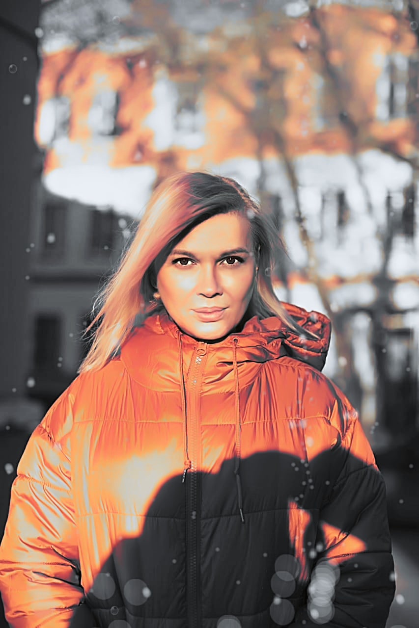 Они не боятся выглядеть старше, потому как тренд на естественность шагает по всему миру. Седые волосы не закрашены? Ну и что? Маскировать их теперь необязательно.