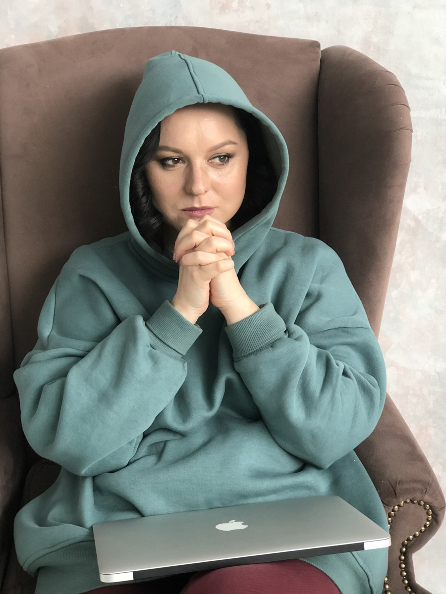 Они не боятся выглядеть старше, потому как тренд на естественность шагает по всему миру. Седые волосы не закрашены? Ну и что? Маскировать их теперь необязательно.