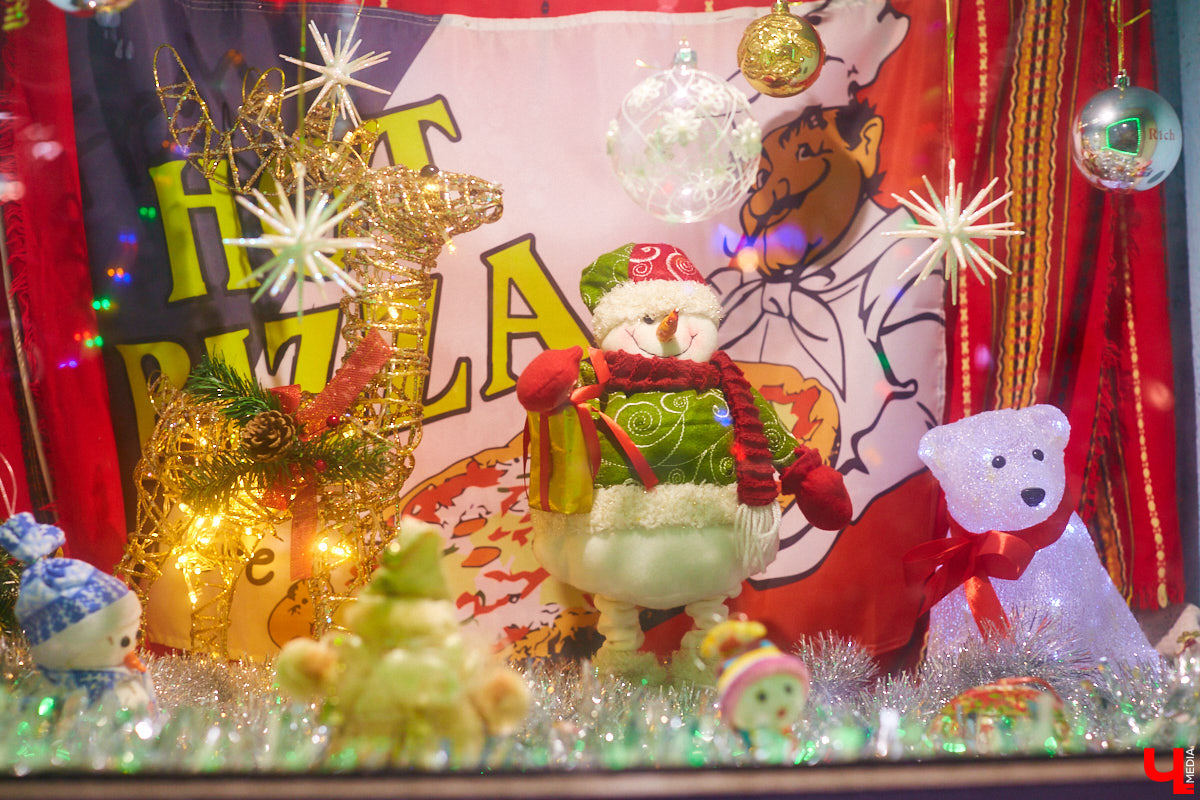 Что можно увидеть на витринах магазинов в новогодние праздники? Сказочных персонажей, много света и елок. Погружаемся в фоторепортаж красоты и выбираем вместе самый лучший витраж.